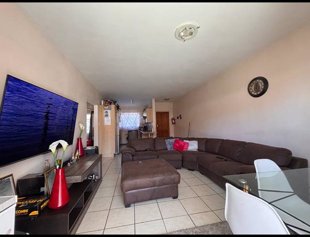 2 BEDROOM APARTMENT TO LET IN PELLISSIER